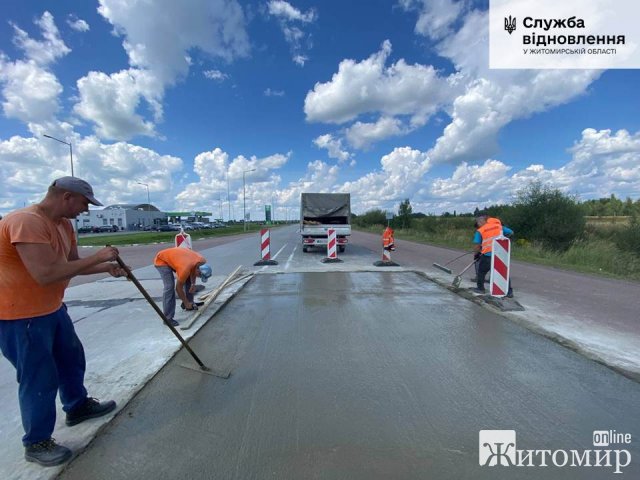 Біля Коростеня дорожники відновлюють аварійні бетонні плити. ФОТО