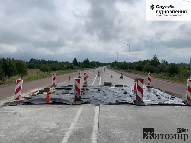 Біля Коростеня дорожники відновлюють аварійні бетонні плити. ФОТО