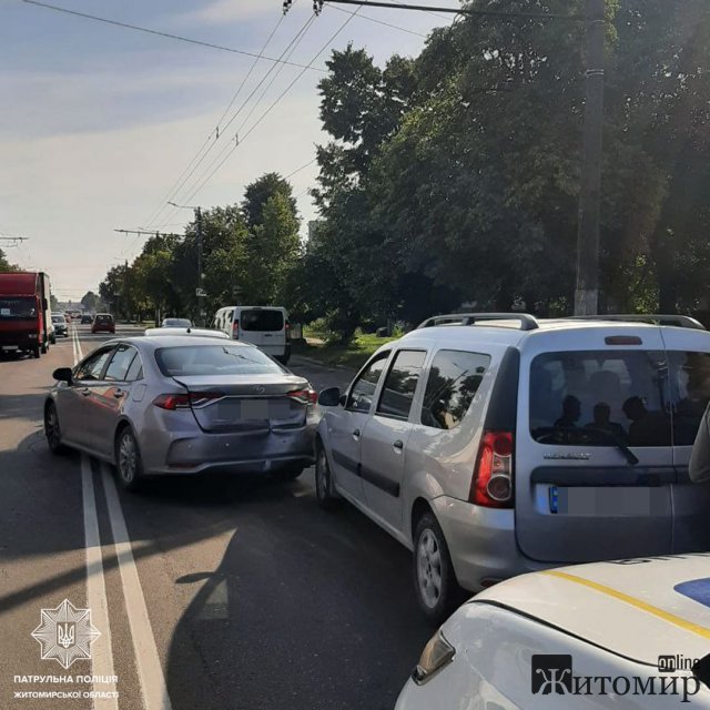 На Київському шосе у Житомирі - ДТП: зіштовхнулись три автівки. ФОТО