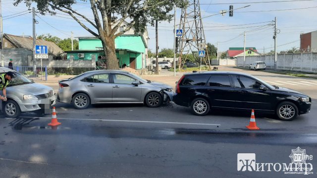 На Київському шосе у Житомирі - ДТП: зіштовхнулись три автівки. ФОТО