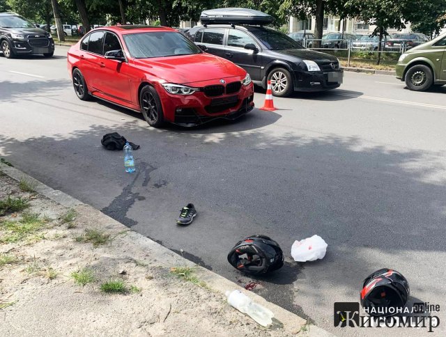 У Житомирі на Перемоги Skoda зіштовхнулась з мотоциклом: водій та пасажир двоколісника травмовані. ФОТО