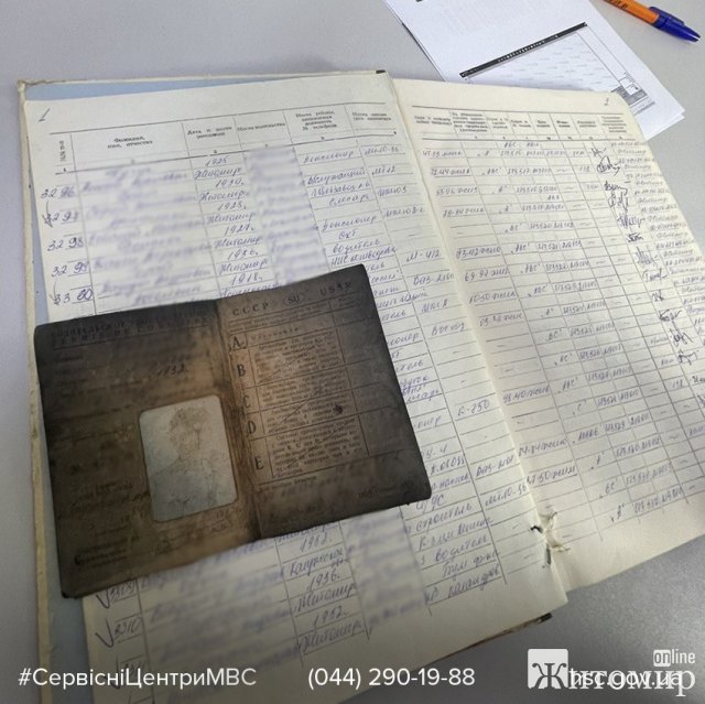 У Радомишлі 91-річний чоловік обміняв старе посвідчення водія на нове. ФОТО