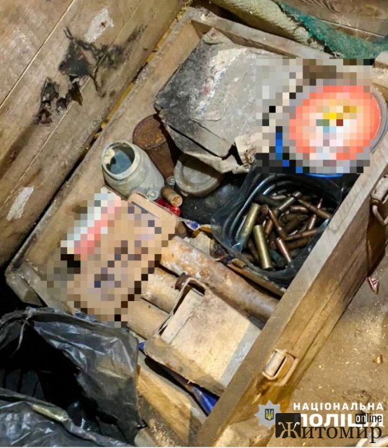 У жителя Звягеля поліцейські знайшли понад 700 набоїв, снаряд, порох та димові шашки. ФОТО