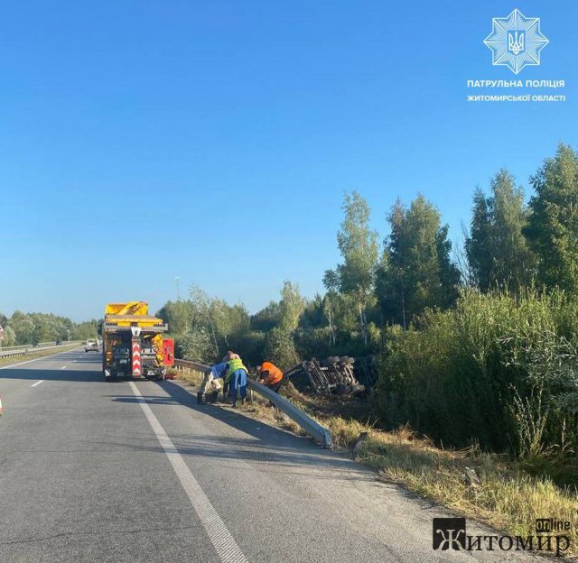 На Звягельській об'їзній автівка злетіла в кювет. ФОТО