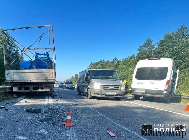 Подробиці ДТП біля Житомира: МAN зіштовхнувся з мікроавтобусом, травмовані пасажири. ФОТО