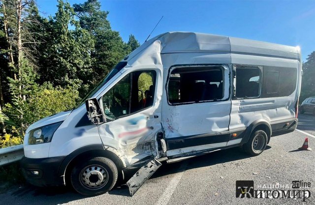 Подробиці ДТП біля Житомира: МAN зіштовхнувся з мікроавтобусом, травмовані пасажири. ФОТО