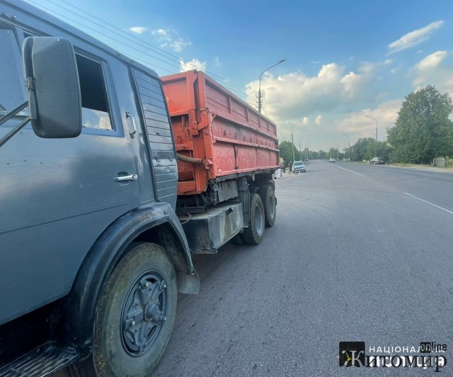 На Покровській в Житомирі «Камаз» збив велосипедиста. ФОТО