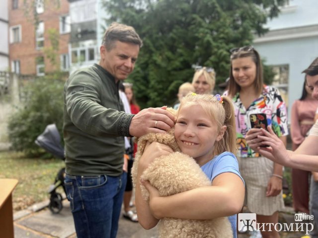 У Житомирі діткам загиблих Героїв благодійники подарували песиків. ФОТО