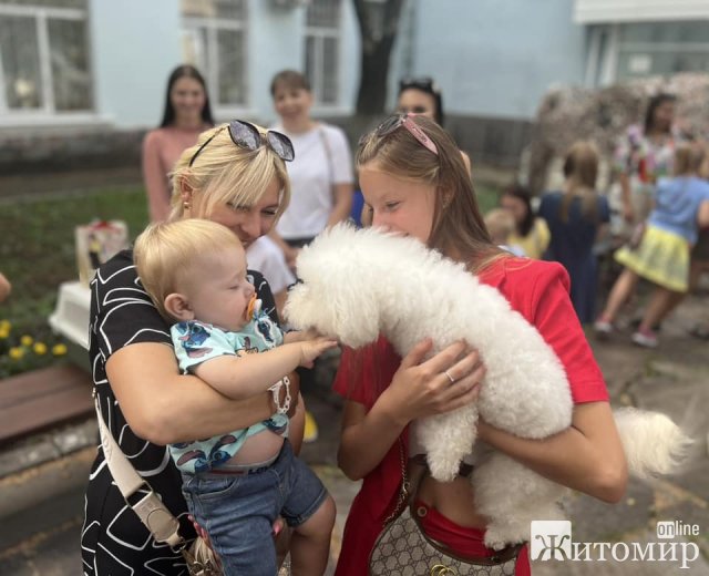 У Житомирі діткам загиблих Героїв благодійники подарували песиків. ФОТО