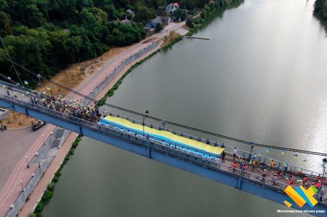 На пішохідному мосту в Житомирі розгорнули державний стяг. ФОТО