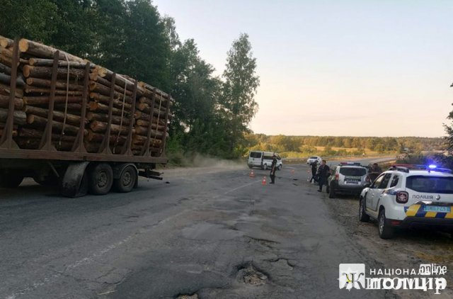 У Звягельському районі Volkswagen виїхав на "зустрічку" та зіштовхнувся з DAF, є потерпілий. ФОТО