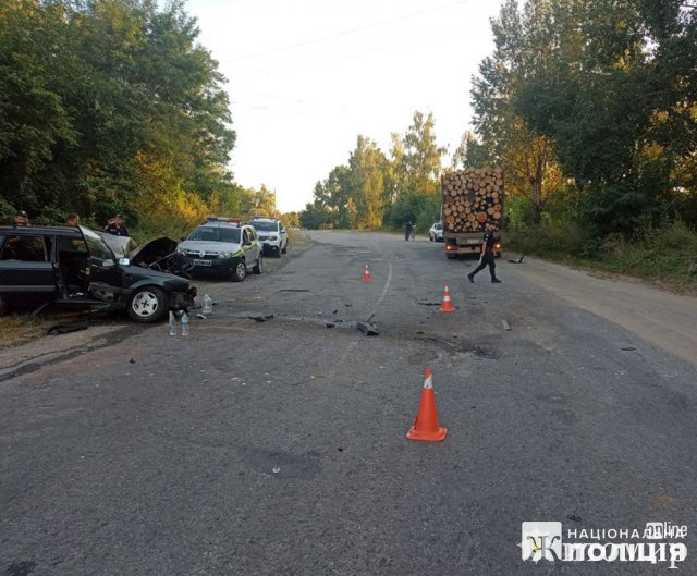 У Звягельському районі Volkswagen виїхав на "зустрічку" та зіштовхнувся з DAF, є потерпілий. ФОТО