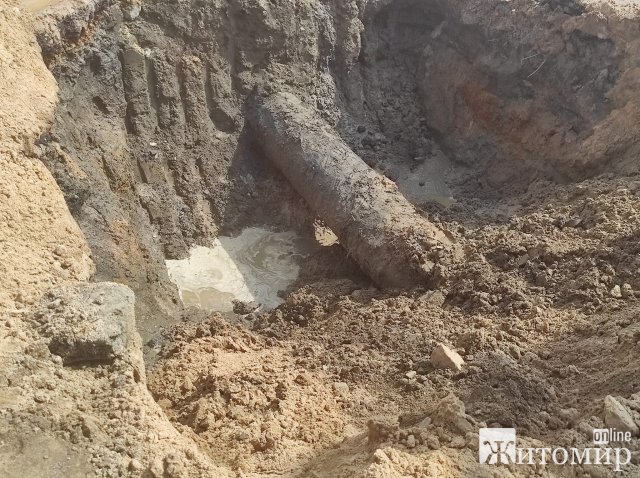 У житомирському водоканалі показали, як ліквідовують порив на Польовій