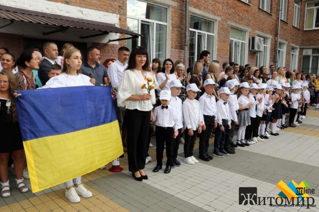 Цього року родина першачків у житомирському ліцеї №3 поповнилась понад сотнею діток. ФОТО