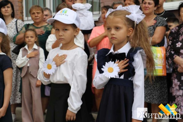 Цього року родина першачків у житомирському ліцеї №3 поповнилась понад сотнею діток. ФОТО