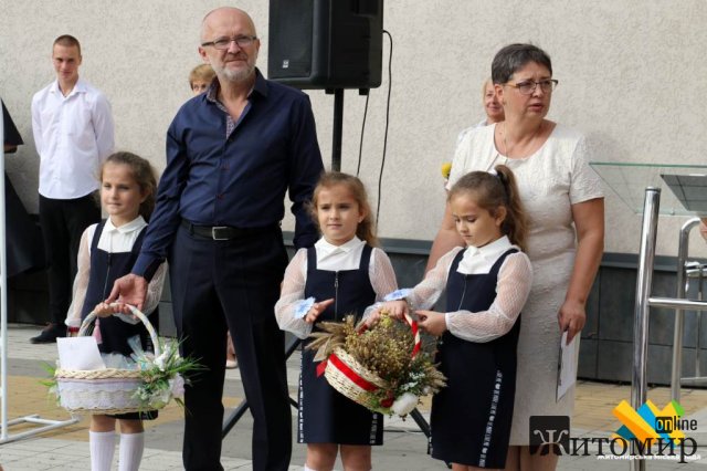 Цього року родина першачків у житомирському ліцеї №3 поповнилась понад сотнею діток. ФОТО