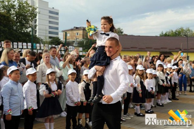 Цього року родина першачків у житомирському ліцеї №3 поповнилась понад сотнею діток. ФОТО