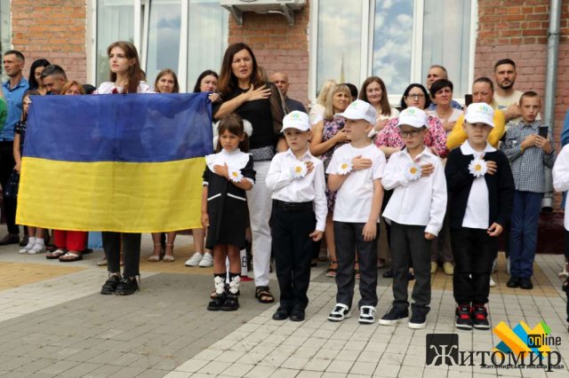 Цього року родина першачків у житомирському ліцеї №3 поповнилась понад сотнею діток. ФОТО