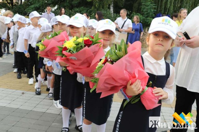 Цього року родина першачків у житомирському ліцеї №3 поповнилась понад сотнею діток. ФОТО