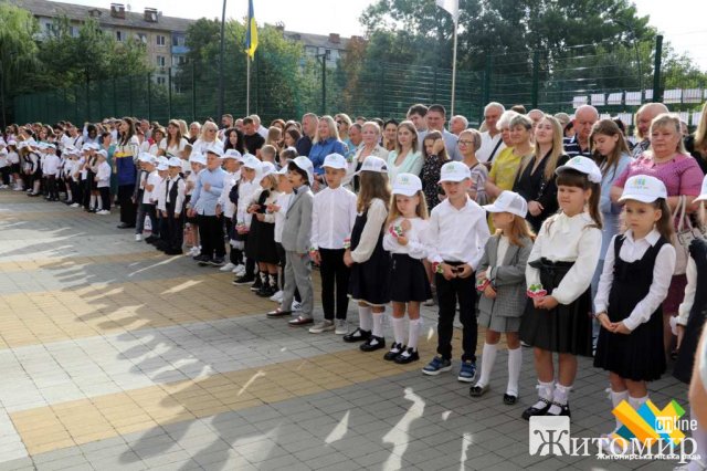 Цього року родина першачків у житомирському ліцеї №3 поповнилась понад сотнею діток. ФОТО