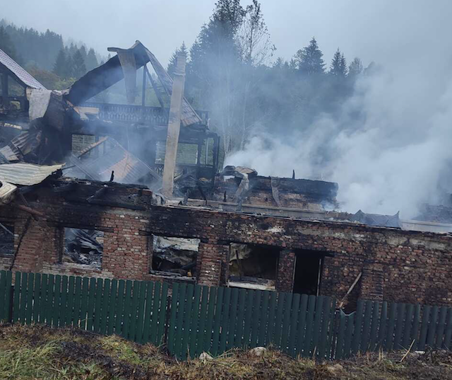 Згоріла база «Сяйво Карпат», де відпочивало 150 дітей з різних регіонів України Згоріла база «Сяйво Карпат», де відпочивало 150 дітей з різних регіонів України