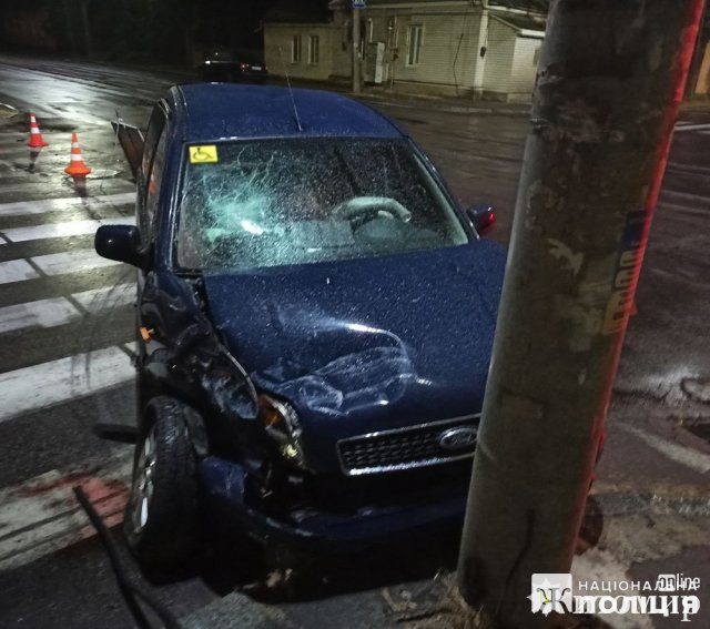 Вночі на перехресті в Житомирі вантажний фургон врізався у Ford, а потім в дерево: є загиблий. ФОТО