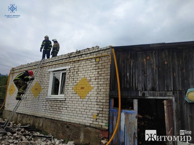 На півночі Житомирщини горів будинок на двох господарів: чоловік залишив пательню з олією на газовій плиті. ФОТО