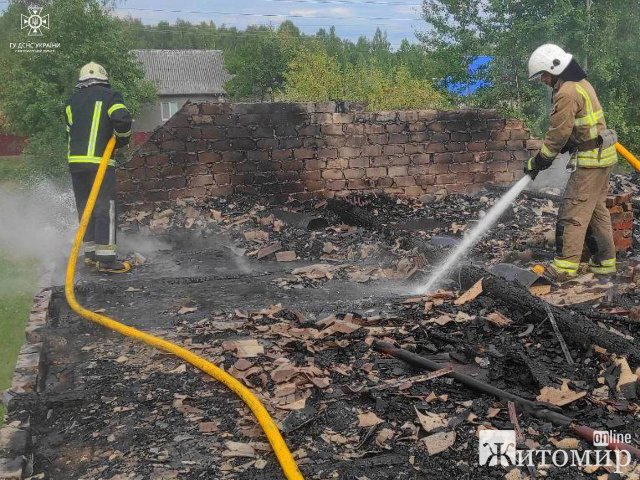 На півночі Житомирщини горів будинок на двох господарів: чоловік залишив пательню з олією на газовій плиті. ФОТО