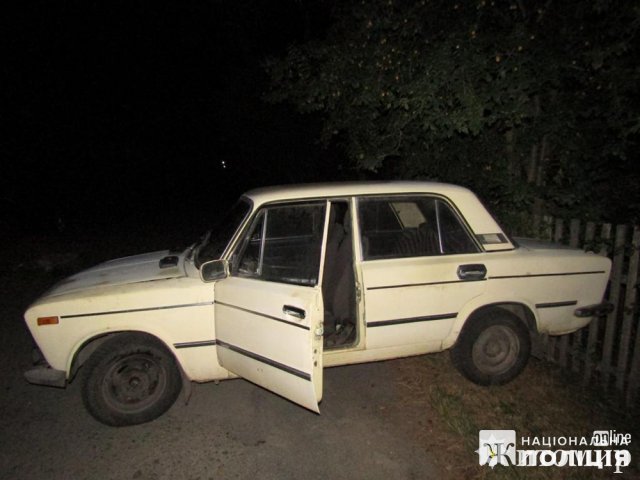 На Житомирщині молодик намагався викрасти чужу ВАЗівку, але заїхав автівкою в паркан. ФОТО