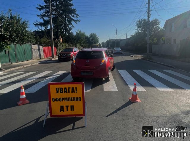 На перехресті в Житомирі, повертаючи, Nissan збив пішоходів. ФОТО