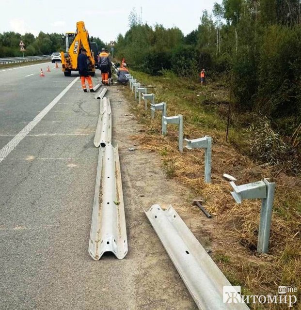 Дорожники ремонтують технічні засоби організації безпеки руху на ключових маршрутах Житомирщини. ФОТО