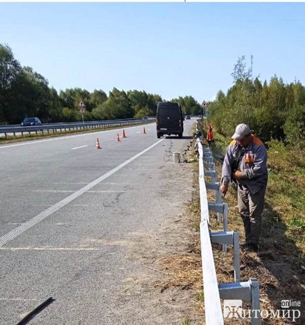 Дорожники ремонтують технічні засоби організації безпеки руху на ключових маршрутах Житомирщини. ФОТО