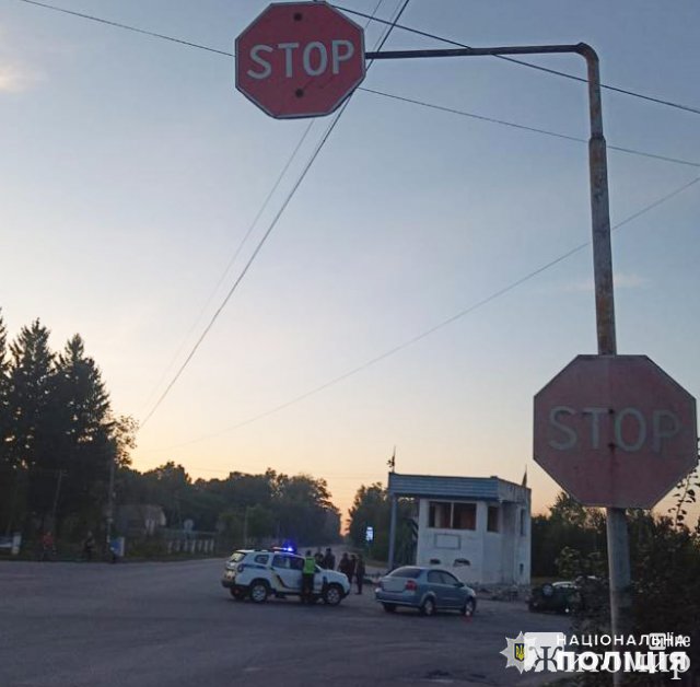 На перехресті у Баранівці Chevrolet зіткнувся з ВАЗ, який перекинувся: є постраждалі. ФОТО