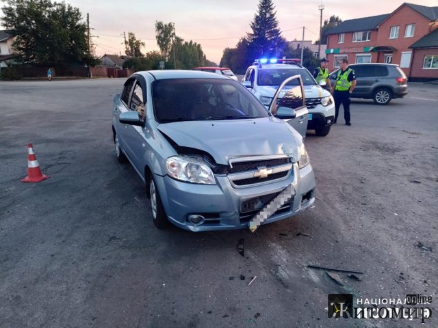 На перехресті у Баранівці Chevrolet зіткнувся з ВАЗ, який перекинувся: є постраждалі. ФОТО