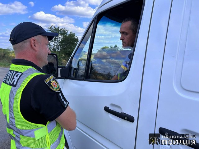 На дорогах Житомирщини поліцейські зупиняють водіїв: розповідають про переваги Європротоколу у разі ДТП