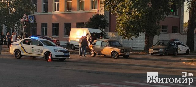 На Богунії в Житомирі зіткнулися мотоцикл та ВАЗівка: водія двоколісника госпіталізували. ФОТО