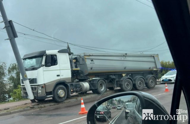 ДТП на київському мосту в Житомирі: вантажівка врізалася в опору