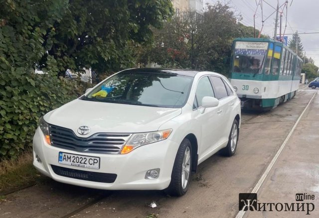 У Житомирі водій лишив автівку на трамвайних коліях. ФОТО