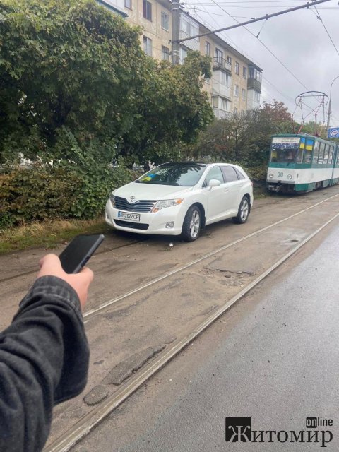 У Житомирі водій лишив автівку на трамвайних коліях. ФОТО