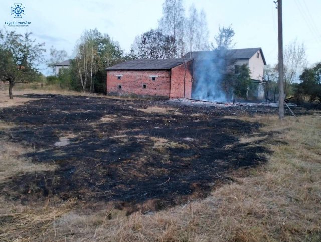 Через спалювання сухостою в селі на Житомирщині горіла господарча будівля та літня кухня. ФОТО