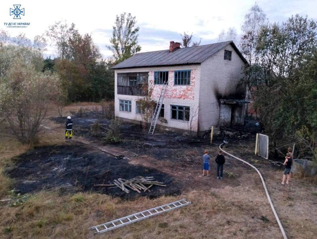 Через спалювання сухостою в селі на Житомирщині горіла господарча будівля та літня кухня. ФОТО