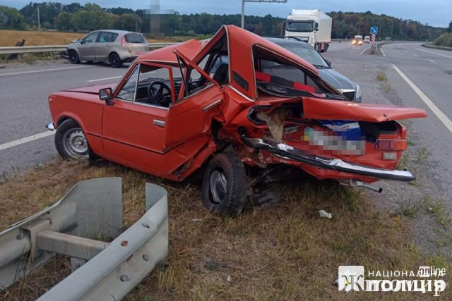 На трасі у Звягельському районі ВАЗ зіштовхнувся з Renault: двох потерпілих госпіталізували. ФОТО