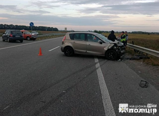 На трасі у Звягельському районі ВАЗ зіштовхнувся з Renault: двох потерпілих госпіталізували. ФОТО