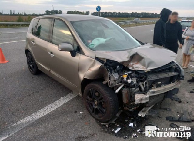 На трасі у Звягельському районі ВАЗ зіштовхнувся з Renault: двох потерпілих госпіталізували. ФОТО