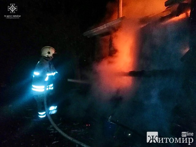 У селі Звягельського району вогонь знищив дерев'яний житловий будинок. ФОТО