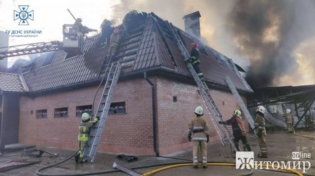 У Житомирі рятувальники ліквідовують пожежу на фабриці