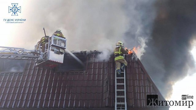 У Житомирі рятувальники ліквідовують пожежу на фабриці