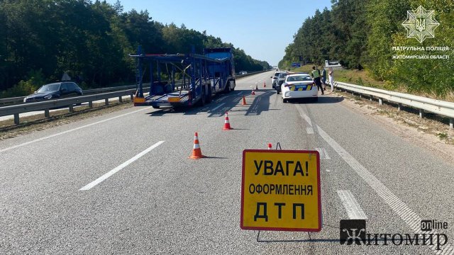 На трасі Київ – Чоп у Житомирській області зіштовхнулися ВАЗ та Peugeot, є постраждалі. ФОТО