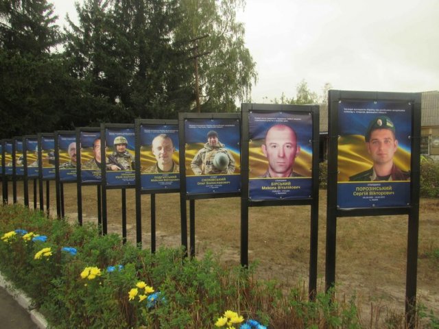 У селищі Житомирської області відкрили алею слави пам