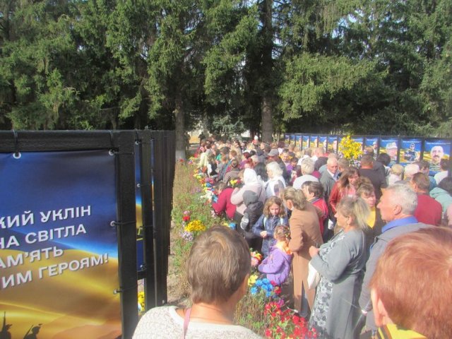 У селищі Житомирської області відкрили алею слави пам
